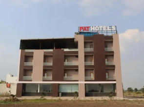 Goroomgo Pat Village Inn Indore