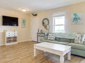 Walk to Beach: Family-friendly Surf City Condo!