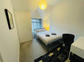 Modern 6 bedroom 5 min walk to beach & restaurants