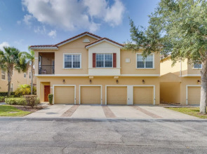 Kissimmee Retreat w/ Pool Access < 4 Mi to Disney!