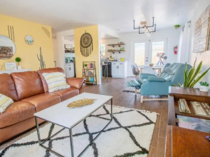 New! JT SUNSHINE HOUSE Cozy, Artsy & Comfy, Dog Friendly, 3BD