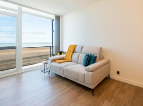 Apartment With Frontal sea View in Raversijde