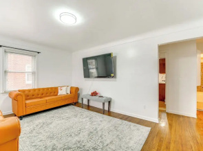 13 Mi to Downtown Detroit: Bright Home