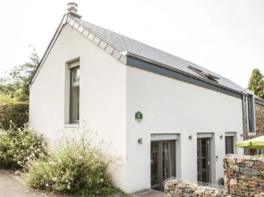 Well Kept House with Fireplace near Forest