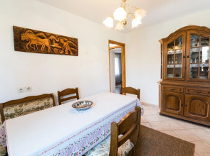 Five Bedroom Holiday House & Pool near Kanegra Beach