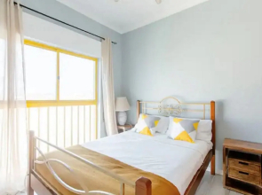 Cozy and Sunny Coastal Escape With Stunning Views