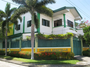 Drifters British Pub and Apartelle