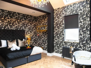 Opulent 2bedroom Apartment, Bournemouth, Parking
