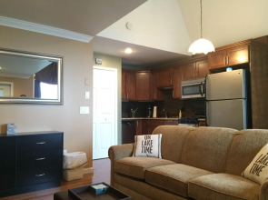 Lakefront Luxury Studio Condo With Free Dock