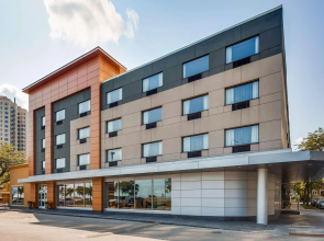 La Quinta Inn & Suites by Wyndham Chicago - Lake Shore