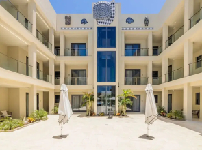 2BR 2BA Top Floor Corner w Amazing Views Gym