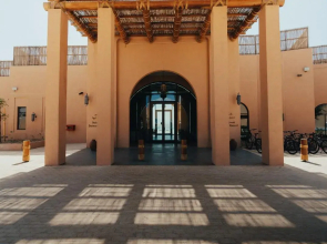 Bab Al Nojoum Bateen Liwa