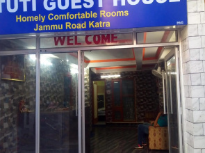 OYO 82235 Satuti Guest House