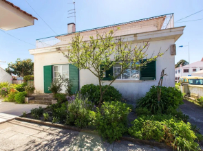 House With 5 Bedrooms in São Martinho do Porto, With Furnished Terrace and Wifi Near the Beach