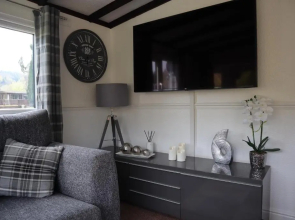 HEDDFAN, Luxury 3 bedroom timber lodge, Caer Beris Holiday Park, Builth Wells