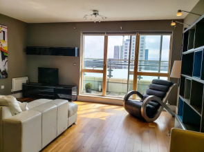 Apartment Overlooking Canal 2 Bedroom