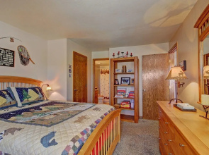 AA402 Buffalo Village 3 Br condo by RedAwning