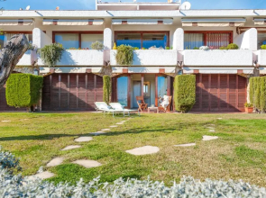 Lets Holidays garden house in front of the beach