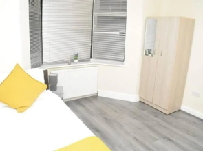 4 Bedroom House in Grays - Sleeps 6 & Parking