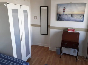 Marina View, Lovely Upper 3 Bedroom Apartment