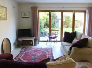 Bright and Spacious Garden Apartment by the Sea