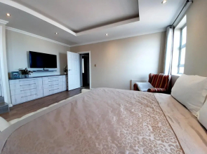 1804 Franklin 3-Bed Penthouse with Rooftop Jacuzzi