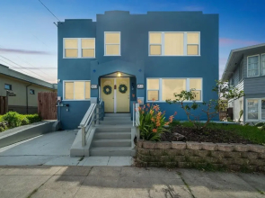 Centrally Located 2 Bedrooms Walkable 2 Duplex by Redawning