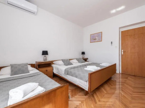 Centrally located apartment for 16