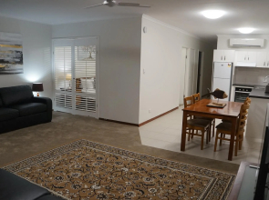 Airlie Seaview Apartments