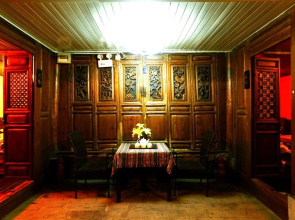 Lijiang Yuese Inn