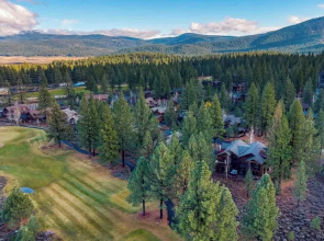 Truckee Escape w/ Hot Tub, Minutes to Skiing, Dining & Trails Valmont Lodge by Lake Tahoe
