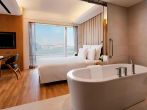 Renaissance Hong Kong Harbour View Hotel