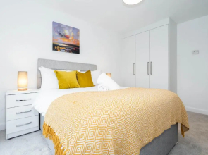 Cosy-Abstract Top Floor Apartment - CITY CENTRE ✬