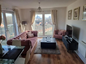 Impeccable 2-bed Apartment in Salford