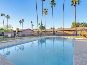 Walk to Conveniences: Tempe Condo w/ Pool!