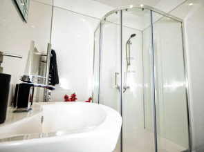 West Chambers Lovely Self-catering Apartment Located Within a Beautifully Renovated Building