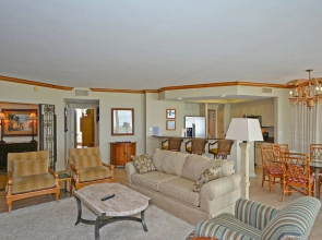 The Gem - 3 Br condo by RedAwning