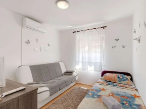 Cosy Holiday Home in Jasenice Rovanjska with Sea Nearby