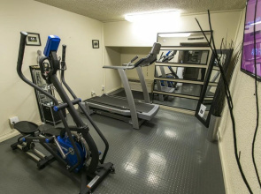 Ramada By Wyndham Edmonton Yellowhead Nw