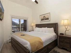 Full Renovated 1br -walk To Gondola & Kids Ski Free 1 Bedroom Condo by RedAwning