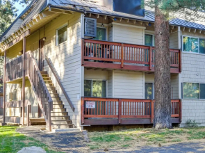 Ski Condo w/ Community Amenities in Mammoth Lakes!