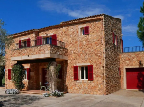Lovely 4-Bed House close to Campos and beaches
