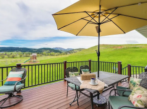 Spearfish Retreat w/ Fireplace + Mountain Views!