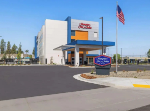 Hampton Inn & Suites Bakersfield Central