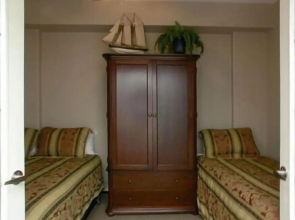 Sunset Waterfront Resort by KelownaGo