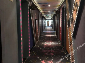 Tailongju Resort Hotel (Sanya Bay Haiyue Plaza Waimao Road Food Street)