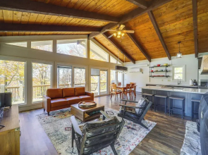 2 Mi to Beech Mtn Resort: Family Home w/ Hot Tub!