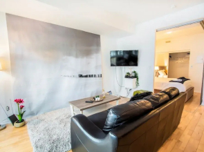 MiCasa Suites - Stylish Condo in Maple Leaf Square