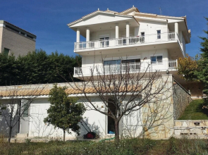 Amazing Home in Theologos with Hot Tub, WiFi & 6 Bedrooms