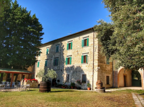Splendid Farmhouse in Gualdo Cattaneo with Hot Tub